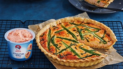 Quiche with asparagus and salmon spread